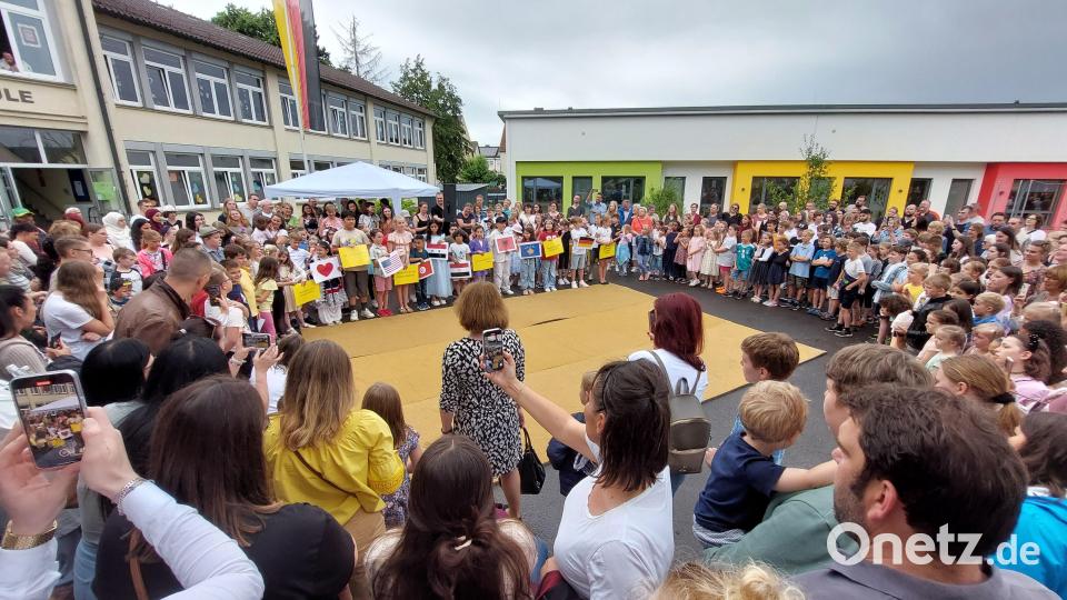 Die Gäste des Schulfestes werden in rund 20 Sprachen begrüßt. Bild: Kunz
