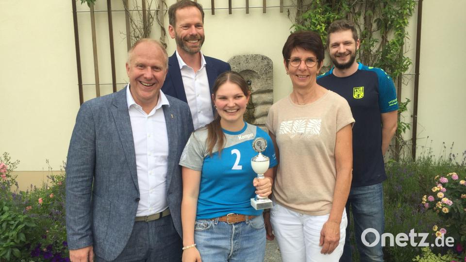 Lisa Lederer (Beauftragte für den Jugendsport im Bezirk Oberpfalz) hatte einen Pokal für Spielführerin Louisa Schlosser dabei. Mit im Bild Bürgermeister Marcus Eichenmüller (links) und die Trainer Harald Kausler (2.v.l.) und Wolfgang Büller (rechts) Bild: db
