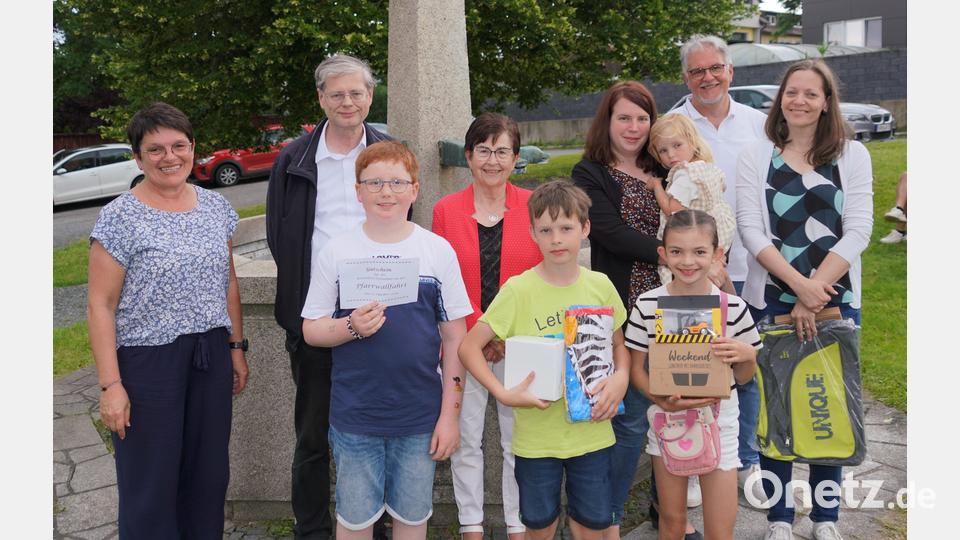 Die Gewinner des diesjährigen Kirchweihrätsels mit Pfarrer Norbert Götz (Zweiter von links) und Pfarrgemeinderatssprecherin Birgit Bergmann (links). Bild: fvo