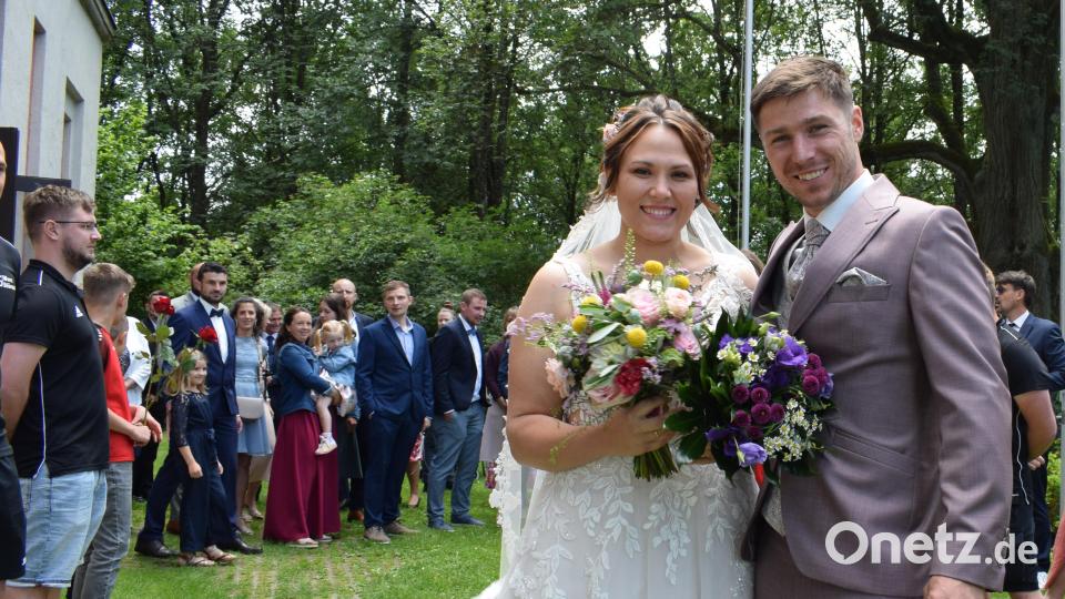 Daniela und Johannes Leipold gaben sich am Samstag in der Wallfahrtskirche St. Quirin bei Ilsenbach das Jawort. Bild: szl