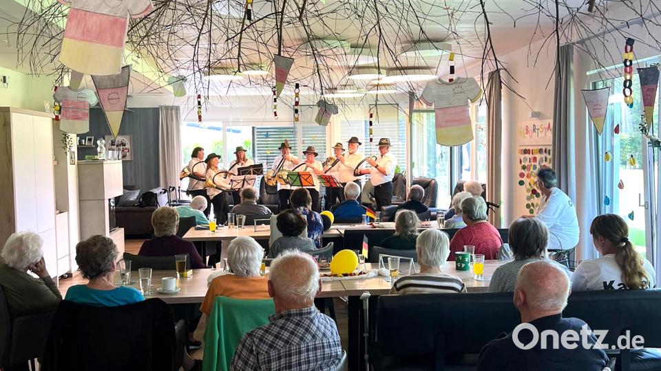 Die Jagdhornbläser Windischeschenbach spielen beim Wildtag in der Tagespflege &quot;Unter`m Fahrenberg&quot; in Waldthurn. Im Bild: Sara Scharnagl (Zweite von links), Sabrina Kick (Dritte von links) Otto Uhl (Vierter von links) und der Leiter Jagdhornbläsergruppe Windischeschenbach, Matthias König (rechts). Bild: Melanie Reber