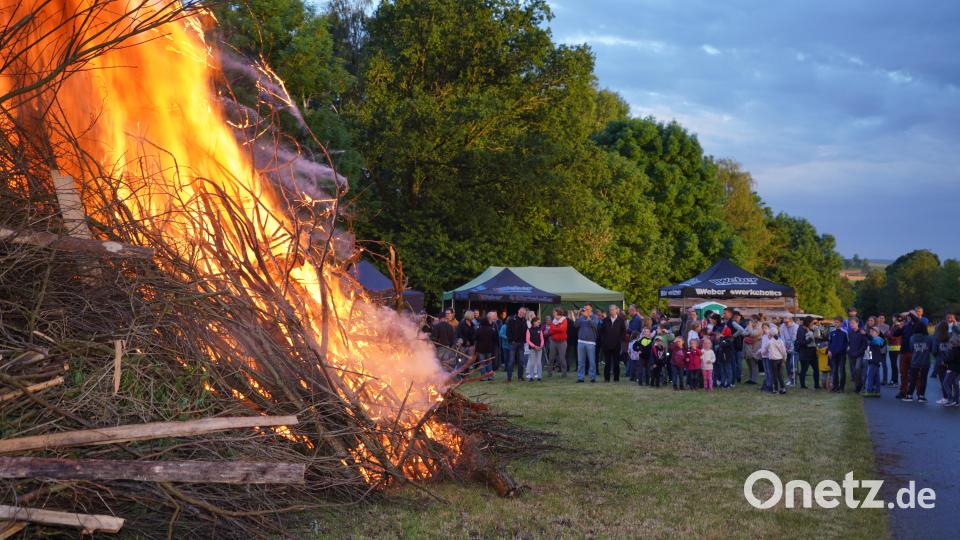 Das Johannisfeuer in Woppenrieth lockt zahlreiche Besucher an. Bild: fvo