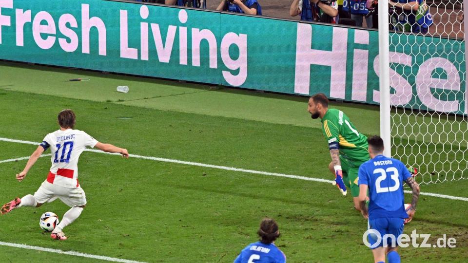 Kurz nach seinem verschossenen Strafstoß traf Kroatiens Kapitän Modric (l) doch noch zur Führung. Bild: Hendrik Schmidt/dpa