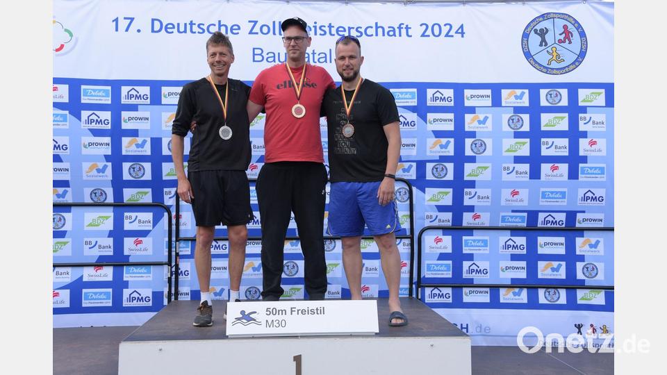 Der Schwimmer der Finanzkontrolle Schwarzarbeit auf dem Siegerpodest (2. Platz) Bild: Kristian Goretzki/exb