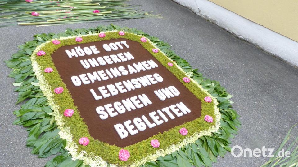 Die Blumenteppiche wurden gestaltet vom Gartenbauverein, dem Frauenbund und vielen Helfern Bild: tja