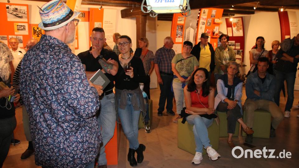 Stefan Voit erzählte Anekdoten aus der Zeit von Elvis Presleys Stationierung in Grafenwöhr. Bild: sne