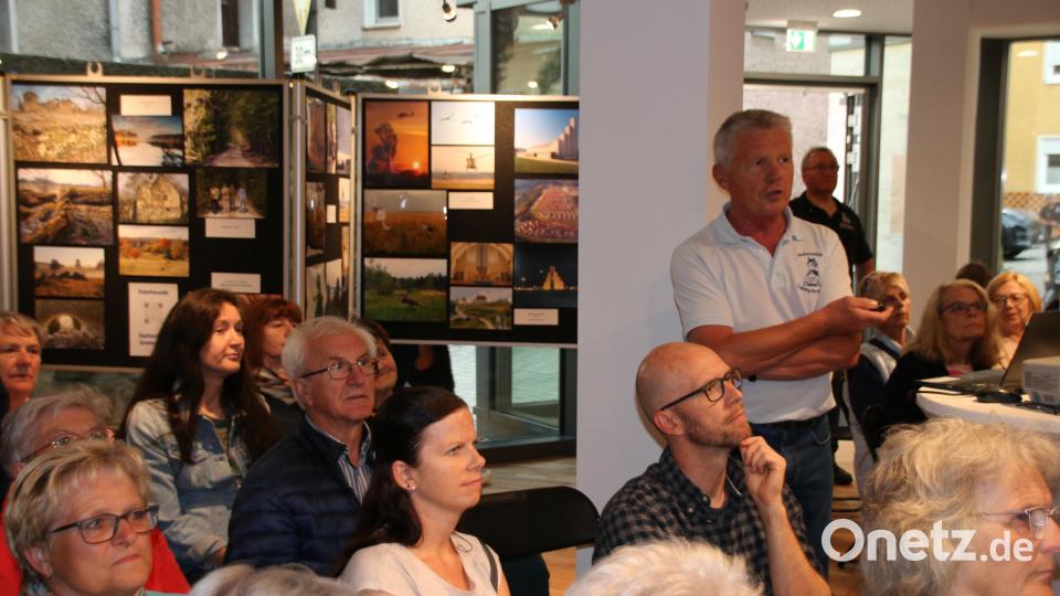Autor und Fotograf Gerald Morgenstern zeigte Bilder der Stadt und dem Truppenübungsplatz. Bild: sne