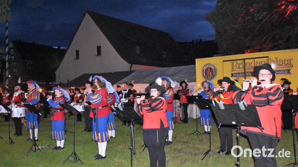 Nach monatelangen Proben erklang am Freitag Abend der Zapfenstreich des Projektspielmannszug Grafenwöhr-Pressath-Erbendorf im Stadtpark. Bild: rgr