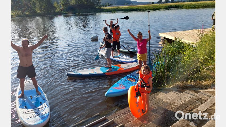 Das Jubiläumsfest des Paddelclubs Nabburg wird begleitet von Wettbewerben auf der Naab – so zum Beispiel im Stand-up-Paddling. Dabei steht der Spaß im Vordergrund. Bild: jua