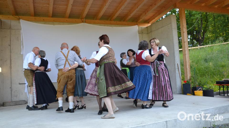 Den Auftakt zum Moosbacher Musiksommer macht der OWV mit Volkstänzen im Generationenpark „Gruberbach“. Bild: gi