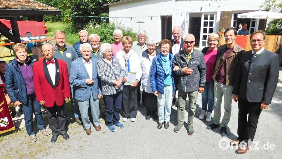 Vorsitzender Dieter Kottwitz (Sechster von links), Franc Dierl und Adrian Roßner (von rechts) gratulierten zu bis zu 50 Jahre Treue: (von links) Hannelore Teufel, Ludwig Braun, Wolfgang Teufel, Helmut Raps, Dieter Teufel, Helmut Raps, Annemarie Raps, Irmtraud Hermann, Ursula Schmidt, Reinhold Müller, Bettina Dorner, Rosemarie Fischer, Helmut Dorner, Adalbert Fischer und Martina Walter. Bild: whü