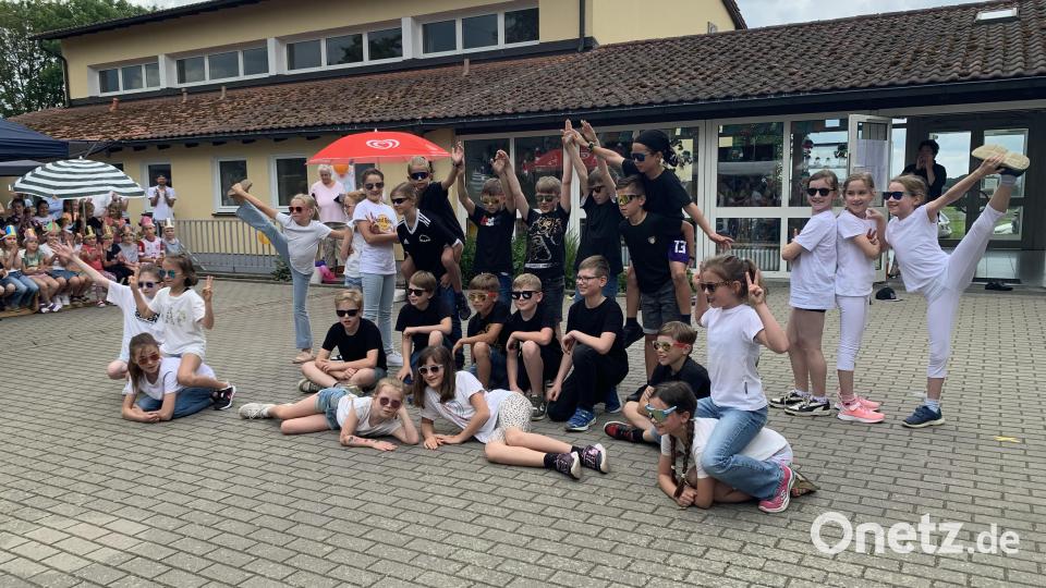 Die Kombiklasse 3 und 4 nach ihrem Auftritt. Bild: tok