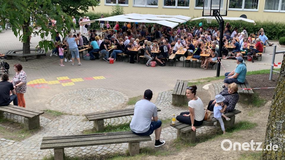 Die Gäste beim gemütlichen Beisammensein im Schulhof Bild: tok