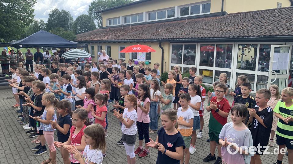 Alle Schüler beim Begrüßungslied Bild: tok