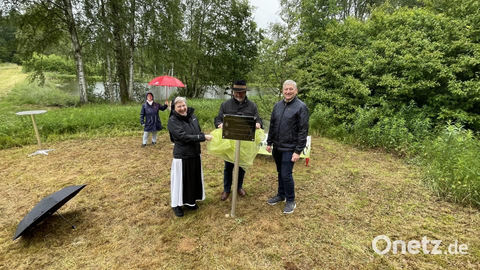 Äbtissin Laetitia Fech, Klaus Schuster vom Obst- und Gartenbauverein sowie Markus Scharnagel als Vertreter des Bürgermeisters enthüllten das Schild. Bild: Klaus Schuster/exb