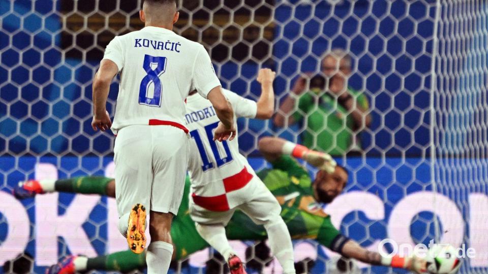 Italiens Torhüter Gianluigi Donnarumma (hinten) hält einen Elfmeter von Luka Modric. Bild: Robert Michael/dpa