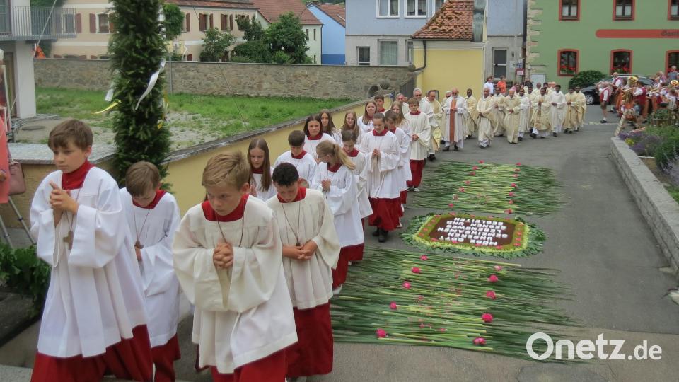 Ein langer Kirchenzug führt durch den Ort. Bild: tja