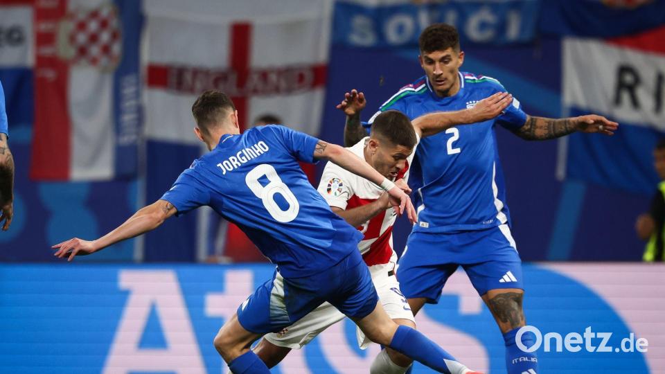 Die Italiener (blaue Trikots) sicherten sich durch ein spätes Remis gegen Kroatien das Achtelfinal-Ticket. Bild: Jan Woitas/dpa
