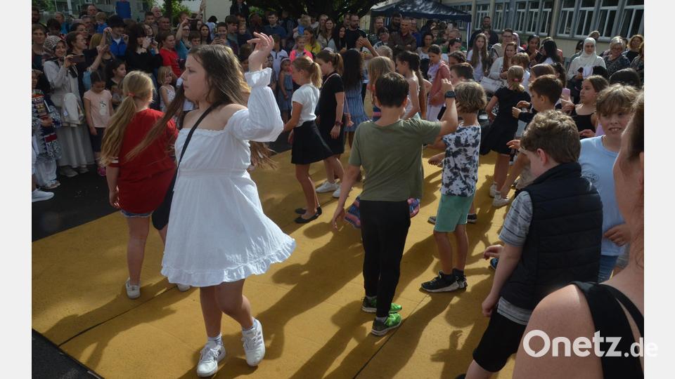 Wegen des wechselhaften Wetters werden die Aufführungen auf engstem Raum gezeigt. Bild: Kunz