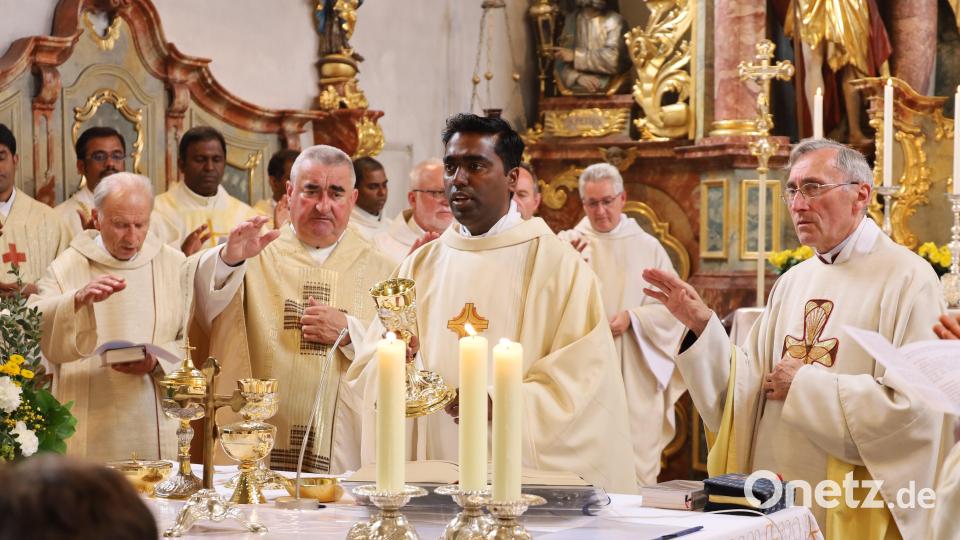 Dekan Alfons Kaufmann führt Pater Savarimuthu Selvarasu bei einem Gottesdienst in sein Amt ein. Bild: tja