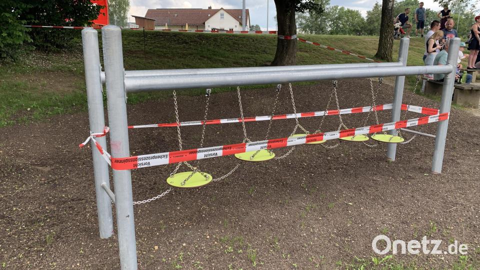 Das neue Spielgerät hat die Gemeinde zur Verfügung gestellt. Bild: tok