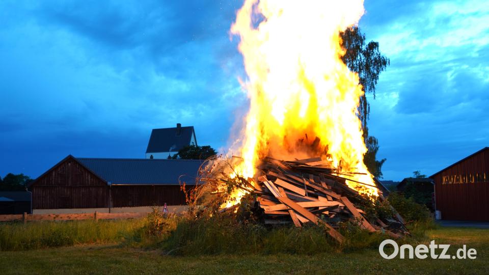 Das Johannisfeuer in Ottenrieth leuchtet in der Abenddämmerung. Bild: fvo