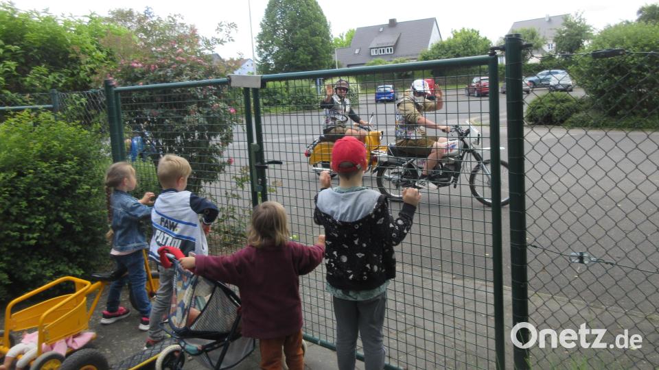 Die Buben und Mädchen des Kinderhauses Krummennaab waren von den Fahrzeugen der &quot;2-Stroke Beavers&quot; angetan. Bild: exb