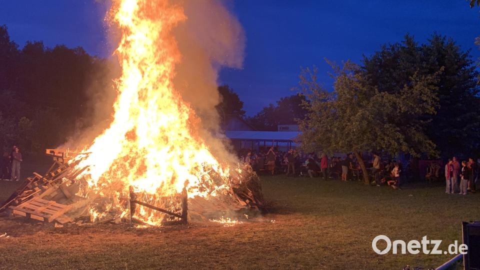 Nach 2023 brannte das Johannisfeuer zum zweiten Mal auf dem Gelände der BSG Neyer &amp; Co. Bild: Medienbüro Adam/exb