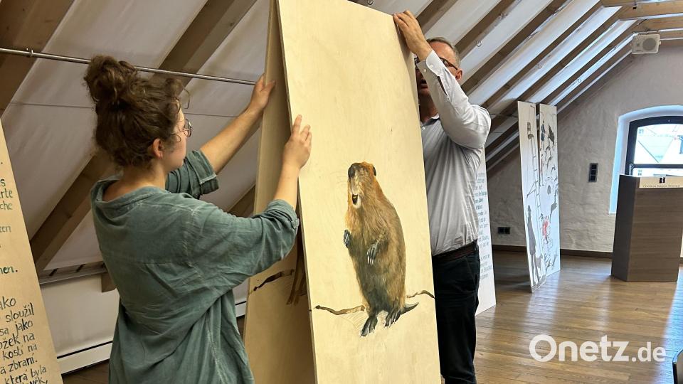 Iva Ščerbáková: Die Künstlerin überlegt mit den Kuratoren im Centrum Bavaria Bohemia, wie die Ausstellungstafeln aus ihrem Atelier aufgestellt werden. Bild: Veronika Hofinger/exb