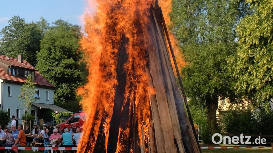 Mitten in der „Mühlpaint“ loderten die hellen. mächtigen Flammen in den abendlichen Himmel. Bild: le