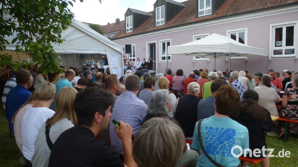 Rund 300 Gläubige feiern den Festgottesdienst im Garten mit. Bild: bk