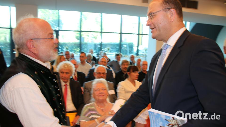 Heimatminister Albert Füracker beglückwünschte Alfred Wolfsteiner zu seinen Leistungen im Bereich der Litaratur. Wolfensteiner ist einer von drei Nordgaupreisträgern. Bild: sne