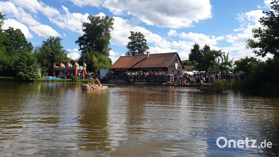 Unzählige Besucher säumten den Gemeindeweiher beim Sautrogrennen des Fischereivereins. Bild: mma