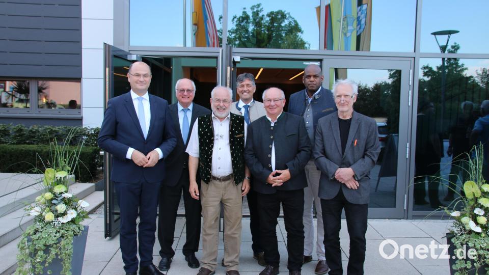 Heimatminister Albert Füracker (von links), Präsident des Oberpfälzer Kulturbunds Volker Liedtke, Literatur-Preisträger Alfred Wolfsteiner, Bürgermeister Edgar Knobloch, Heimatpflege-Preisträger Eckard Bodner, Oberst Kevin Poole und Preisträger für bildende Kunst Wolfgang Herzer freuen sich über den Nordgautag in Grafenwöhr. Bild: sne