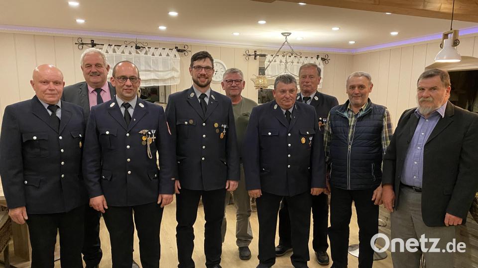 Ehrungen bildeten den Höhepunkt. Von links: Helmut Kipferl, Bürgermeister Johann Burger, Kommandant Thomas Lindner, Vorsitzender Matthias Härtl, Hermann Schedl, Hubert Wilfling, Ehrenmitglied Andreas Gleißner senior sowie Konrad Grillmeier. Bild: Tanja Kipferl/exb