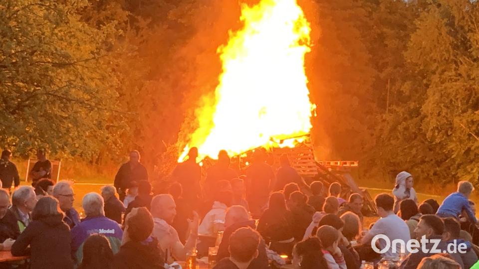 Das Johannisfeuer brennt zum zweiten Mal auf dem Gelände der BSG Neyer &amp; Co. Bild: Medienbüro Adam/exb
