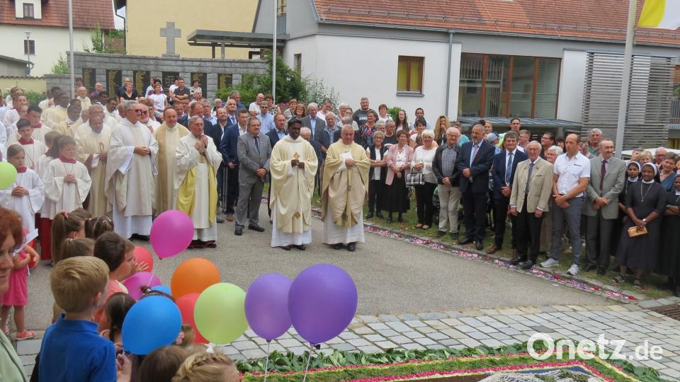 Im Beisein zahlreicher Gäste wird der neue Pfarrer in der Seelsorgeeinheit willkommen geheißen. Bild: tja