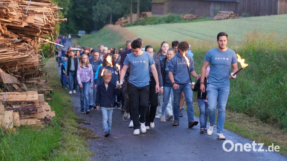Die Waldthurner Landjugend zieht von Woppenrieth mit Fackeln zum &quot;Kannesfeuerplatz&quot;. Bild: Franz Völkl