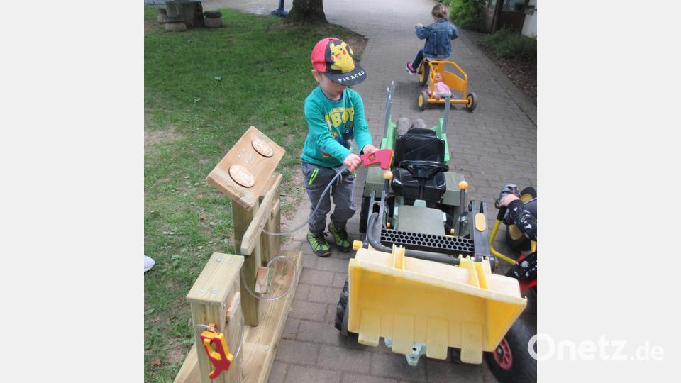Die &quot;2-Stroke Beavers&quot; spendeten an das Kinderhaus Krummennaab eine Spielzeug-Tankstelle. Bild: exb