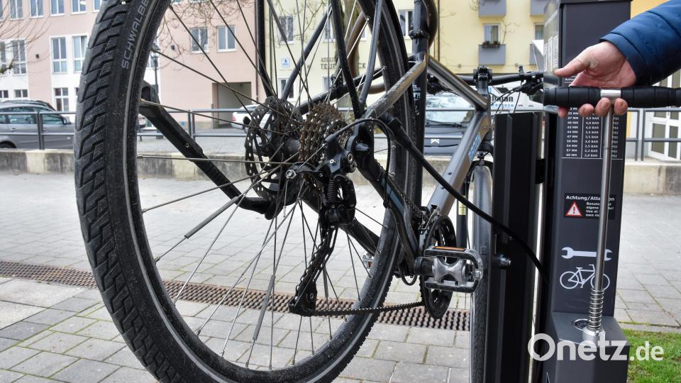 Am Multifunktionsplatz in Amberg gibt es eine Fahrrad -Reparaturstation. Weitere sollen rund um den Altstadtring folgen. Archivbild: Stephan Huber