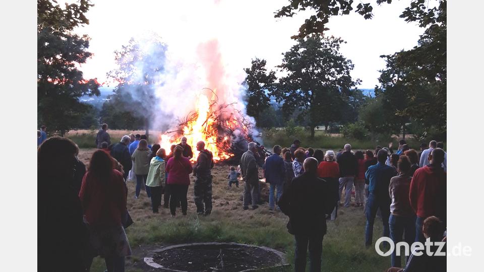 So lodert das Johannisfeuer des OWV Weiden. Bild: Georg Hüttner/exb