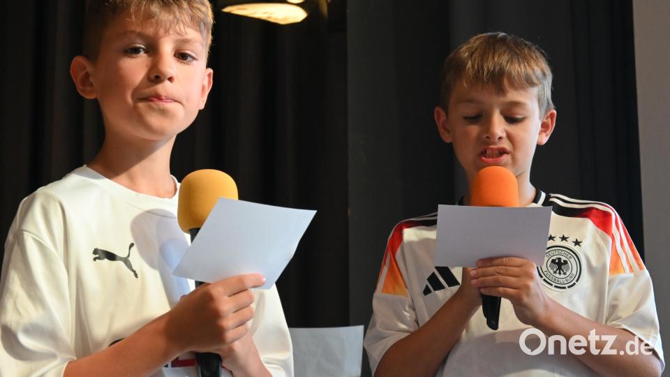 Die Moderatoren Bene und Joni führen durchs Programm. Bild: kki/exb