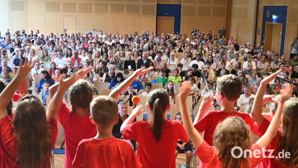 Auf eine voll besetzte Stadthalle mit vielen Ehrengäste schaut der Chor der Grundschule Luhe-Wildenau beim Stück "Ein Engel geht auf Reisen". Bild: kki/exb