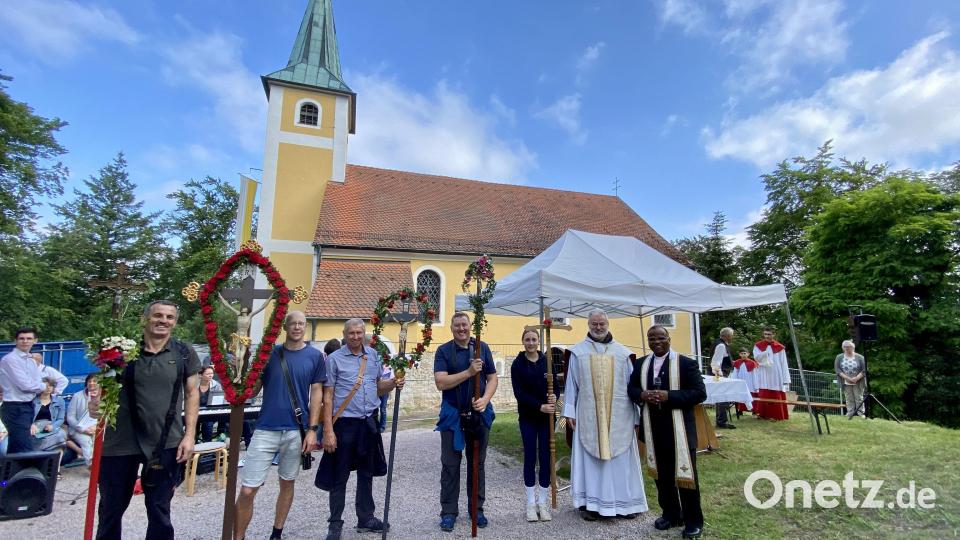 Pfarrer Moses Gudapati begrüßte die Kreuzträger aus (von links) Rottendorf, Etsdorf, dem Oberland, Kemnath am Buchberg und Lintach. Bild: gri