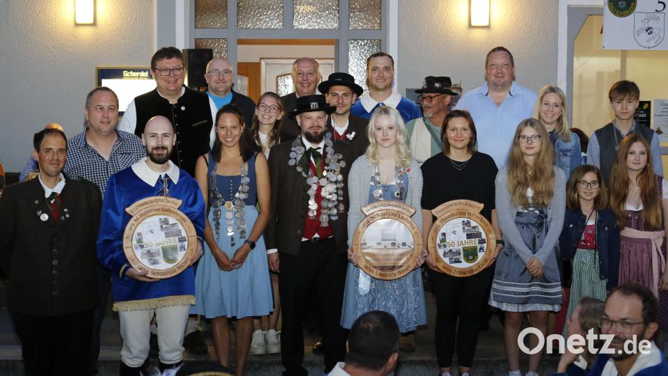 Die neuen Majestäten und Vereinsmeister der Hubertus-Schützen mit Scheibengewinnern. Ihnen gratuliert dritter Bürgermeister Thomas Schönberger (hinten links). Bild: bk/exb