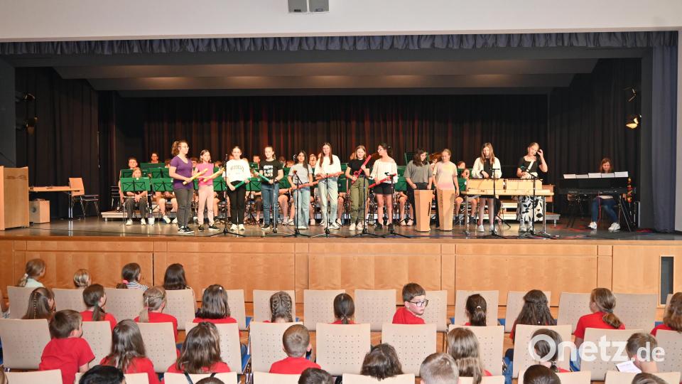 "Viva la vida" lebe das Leben hat die Schüler der 6. Klasse von der Mittelschule Neustadt mit ihrer Lehrerin Manuela Grünauer einstudiert. Bild: kki/exb