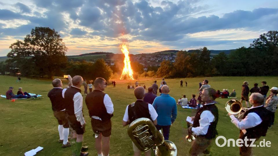 Die Hammernachtaler Blousn spielte beim Abbrennen des Johannisfeuers. Bild: gri