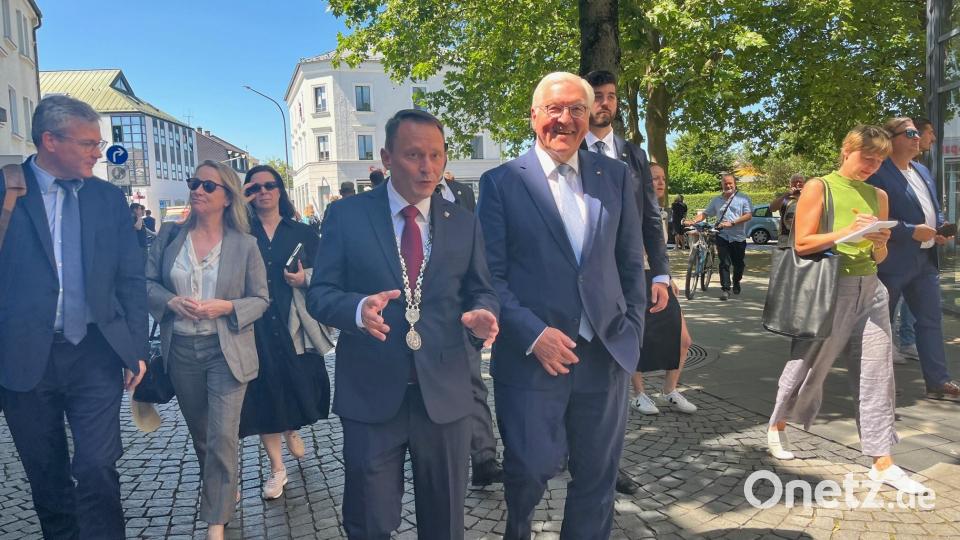 Bundespräsident Frank-Walter Steinmeier (rechts) und Weidens Oberbürgermeister auf Rundgang in der Fußgängerzone. Bild: Gabi Schönberger