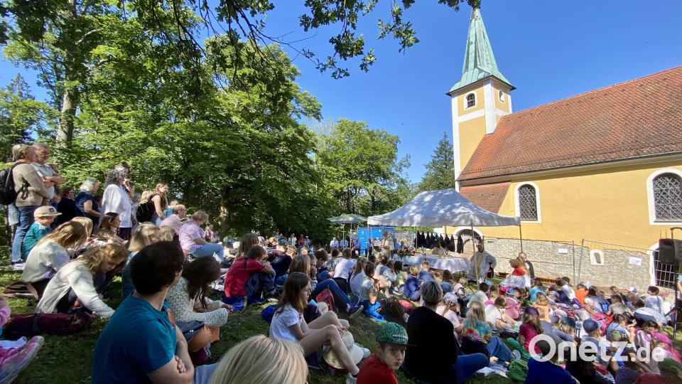 Am Montag, 24. Juni 2024, kamen auch die Mädchen und Buben der Grund- und Mittelschule Freudenberg zum Johannisbergfest. Bild: gri