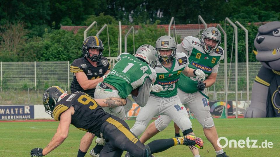 Die Mad Bulldogs Amberg (dunkle Trikots) unterlagen daheim dem Landsberg X-Press deutlich mit 9:50. Bild: Maxim Burghardt/exb